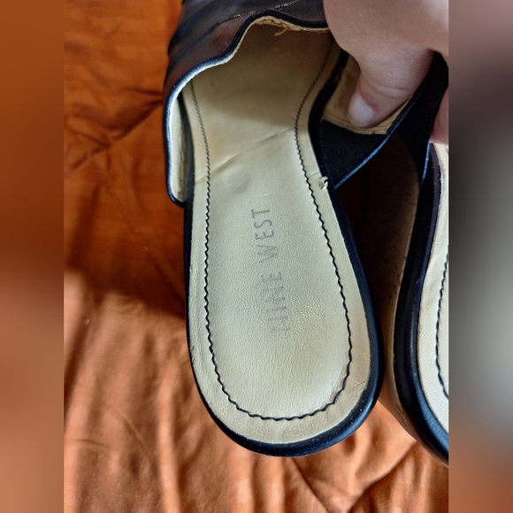 NINE WEST SIZE 8M BLACK LEATHER AND WEDGE SANDLES - Picture 5 of 8